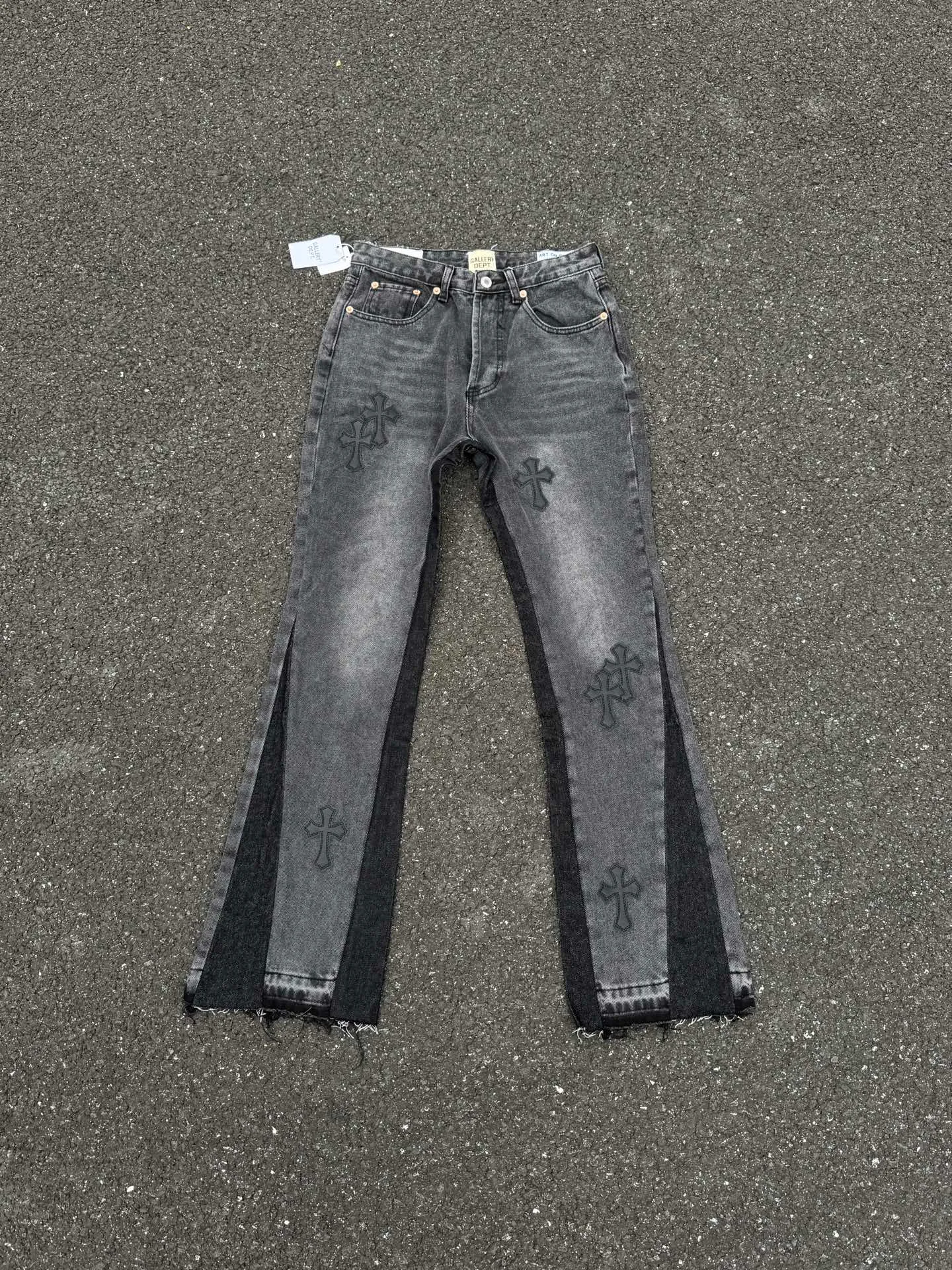 P260💰G99 GALLERY DEPT. Crow's leather cross denim bell-bottoms washed distressed spliced ​​jeans denim washing factory. During the process, the owner of the washing factory helped introduce a boss who once worked at Levi's OEM factory and then started his own business. This also paved the way for the following styles. Therefore, Levi's remodeled single product for the base plate is really familiar. Whether it is the fabrics supplied or the lathes used in production, there is nothing to choose from. -Color: Black -Size: S-XXL (corresponding to 28-36)
